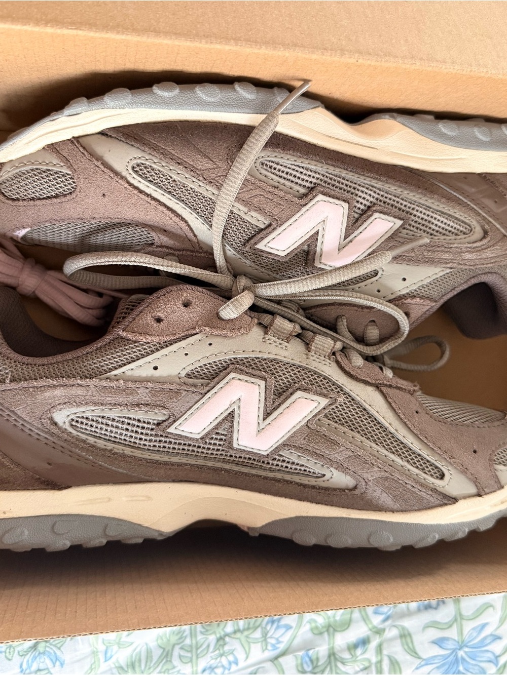 New Balance Women's Brown/Pink 204L